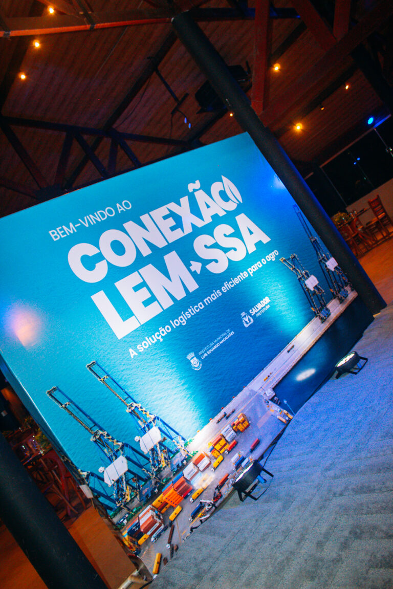 backdrop do evento com a logomarca conexão LEM-SSA e as logos das prefeituras realizadoras